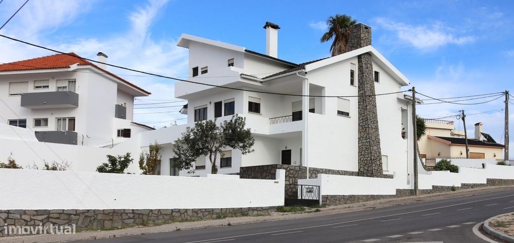 Moradia bi-familiar independente à venda na Charneca de Caparica.