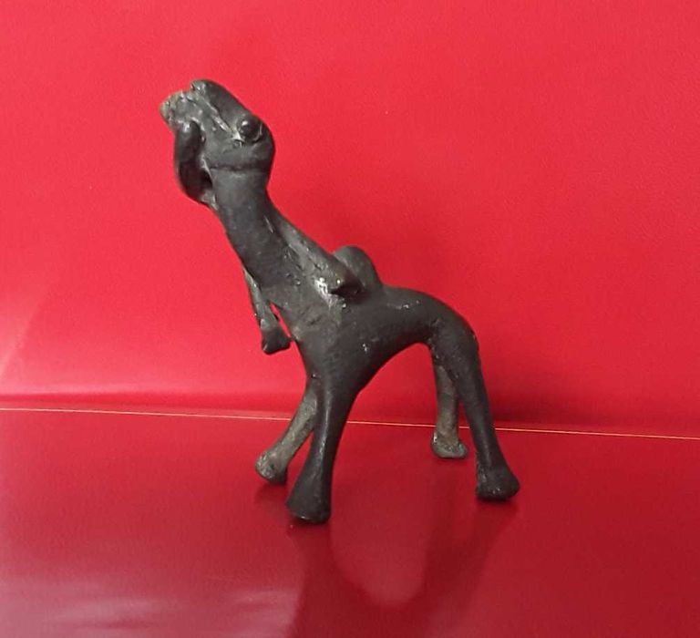 Escultura africana: rara figura com animal: bronze sec. XX