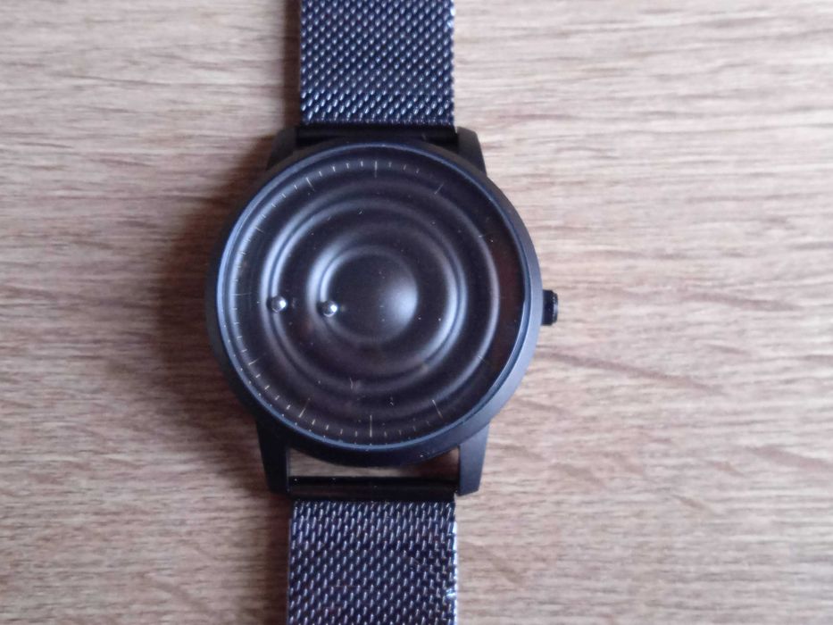 Zegarek z magnetycznymi kulkami