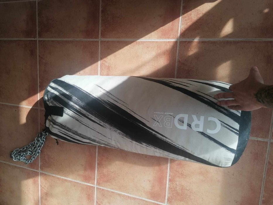 Saco de boxe com luvas