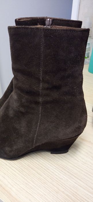 Botas castanhas de camurça cunha