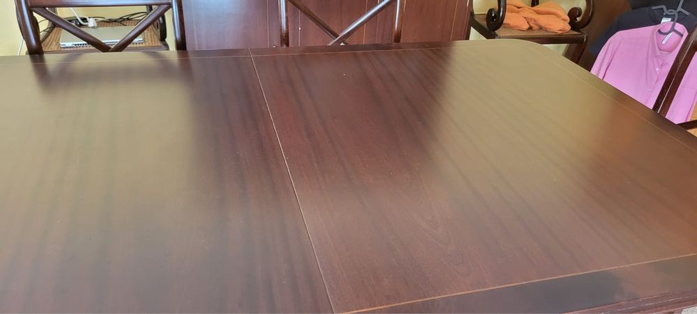 Conjunto de Sala de Jantar Clássico em Madeira – Mesa Extensível, 8 Cadeiras, Aparador e Cristaleira