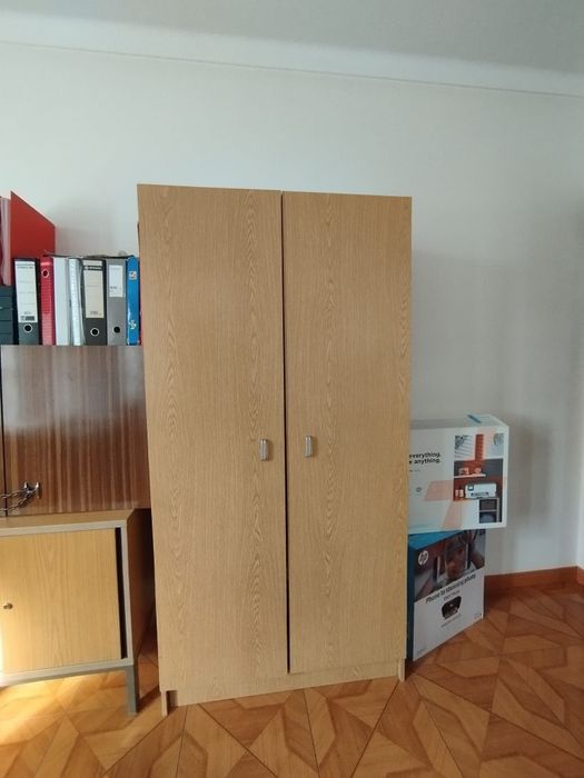 Mobília de madeira clara