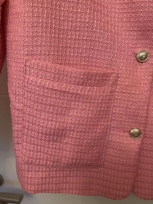 Różowy długi żakiet ze złotymi guzikami chanelka H&M