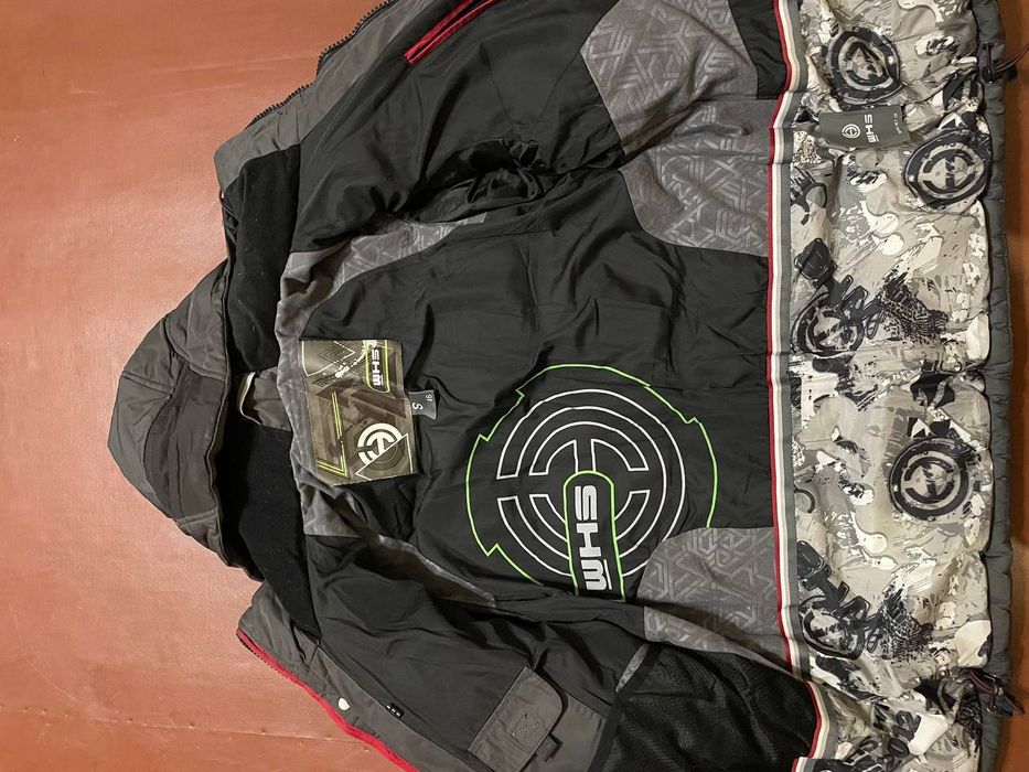 Продаю мужскую зимнюю куртку