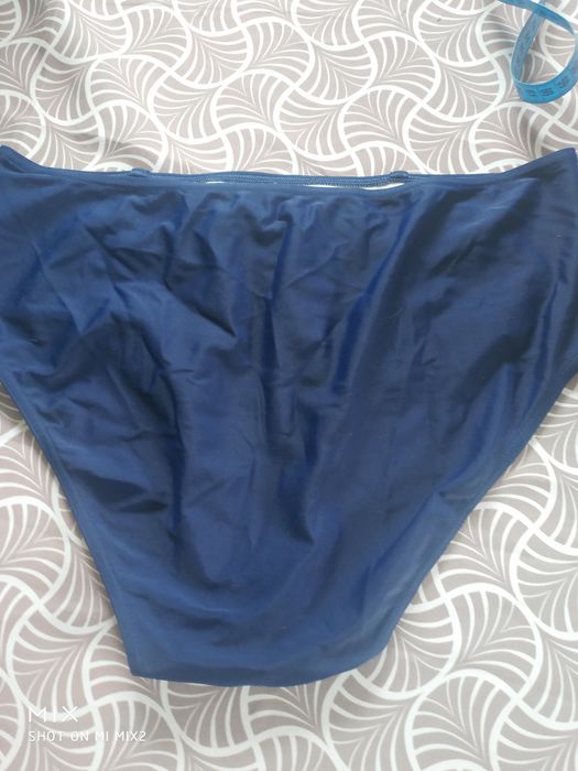 Majtki ze stroju kąpielowego XXL.