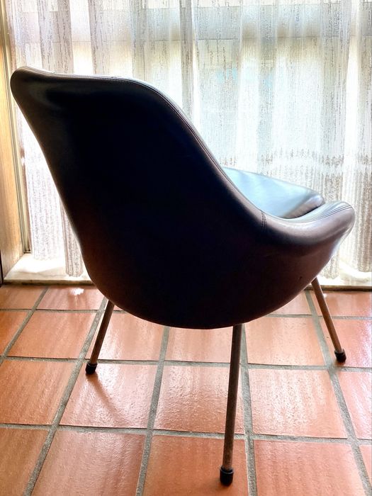Cadeirão preto em pele sintética