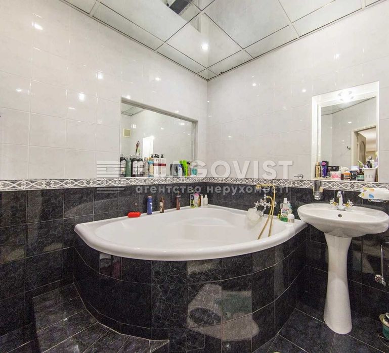 Кирилівська  109б Сталінка 3-кімнатна з ремонтом з видом на парк