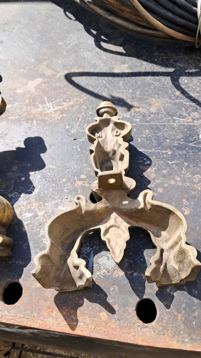 Duas peças antigas em latão, denominadas de Andirons, para lareira.