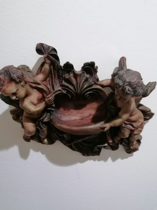 Estatueta de 2 anjos em marfinite, segurando uma pequena taça