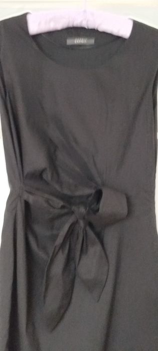 Czarna, taliowana sukienka ESPRIT midi