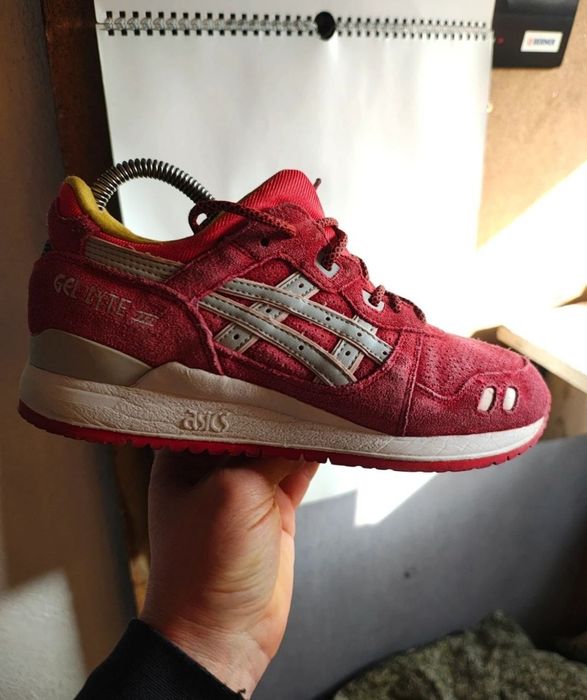 Buty zamszowe bardzo wytzywale w użytkowaniu Asics Gel-Lyte3.