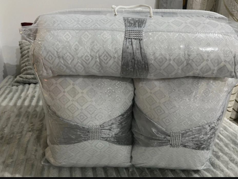 Edredão com aplicacões em veludo e lurex + 2 almofadas + 1 travesseiro