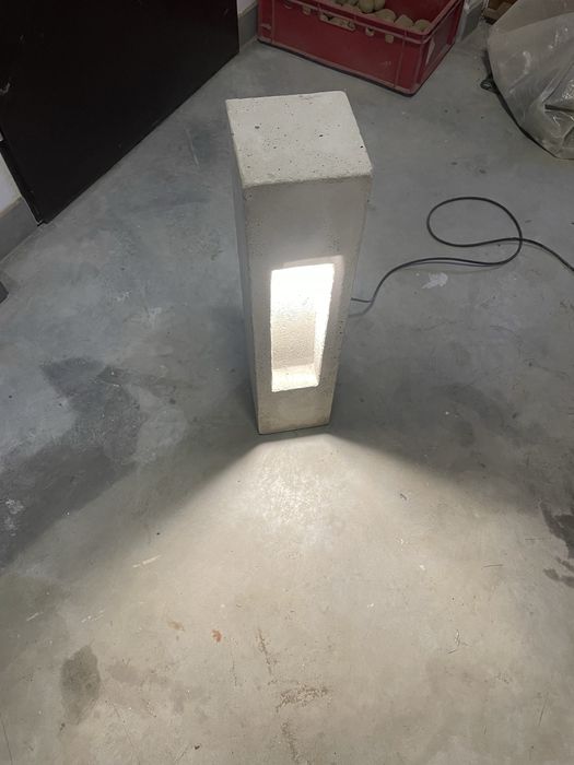 Lampa betonowa do ogrodu lub salonu