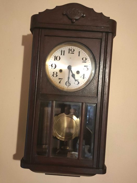 Relógios e estatuetas