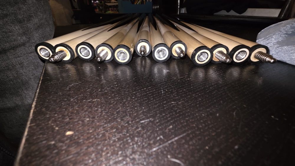 Taco de bilhar/sinuca em madeira com ponteira de couro – Design bicolo