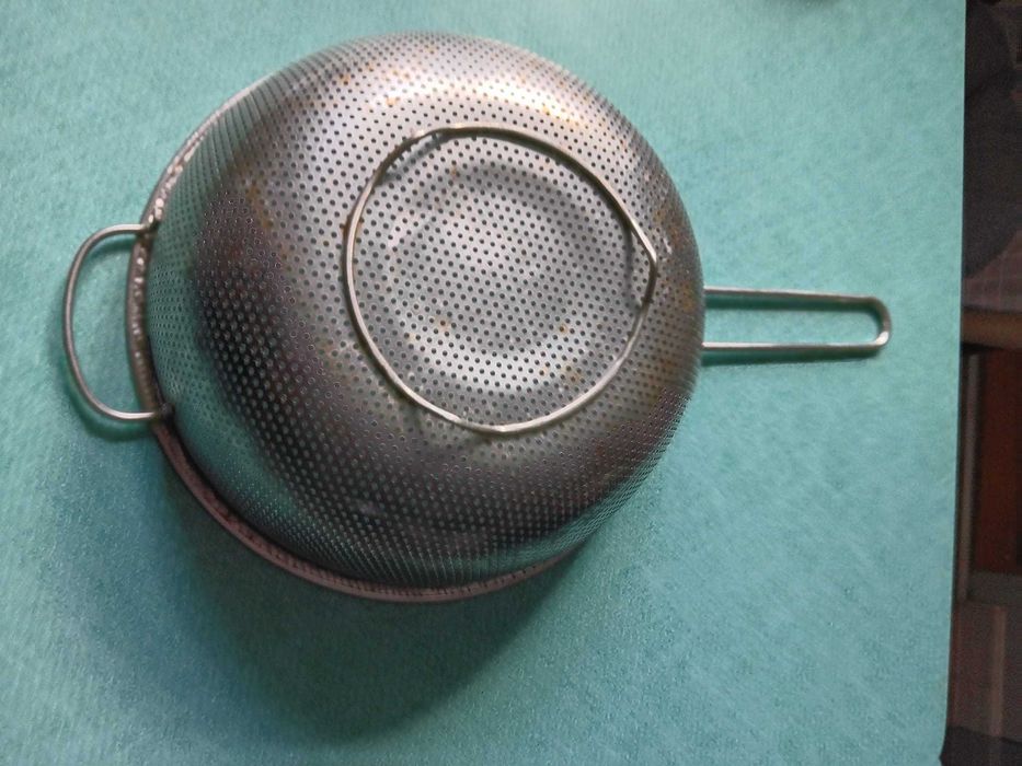 Sitko metalowe o średnicy 25 cm u góry z uchwytem.