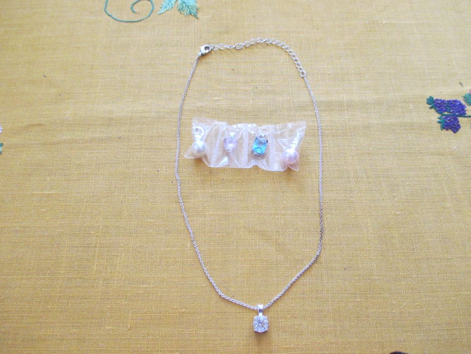 Trzy komplety biżuterii z sztucznych materiałów