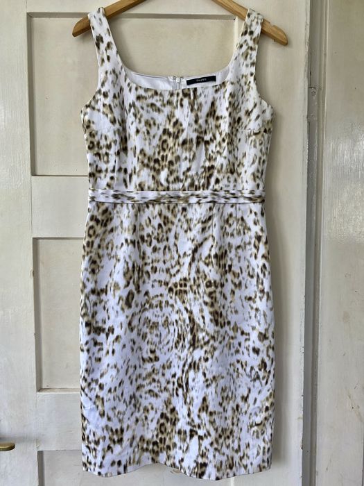Biała elegancka koktajlowa sukienka w zwierzęcy print Tahari