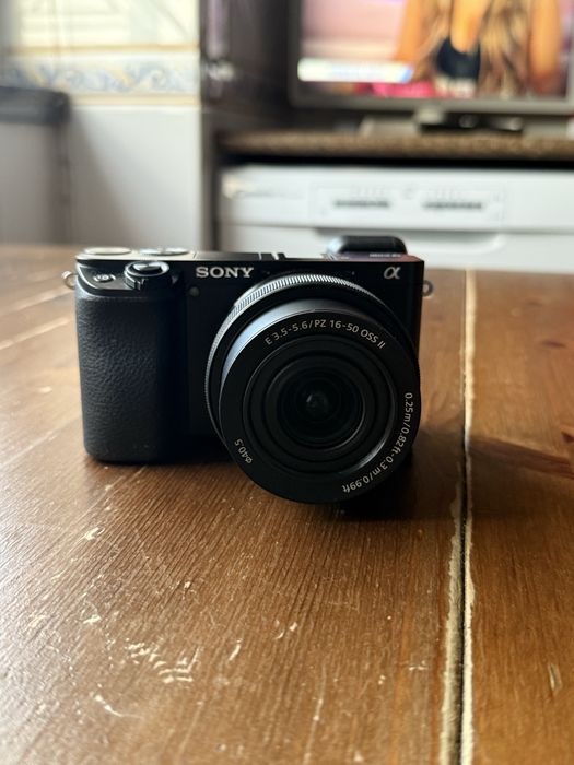 Sony A6100 com lente 16-50mm f/3.5-5.6 OSS