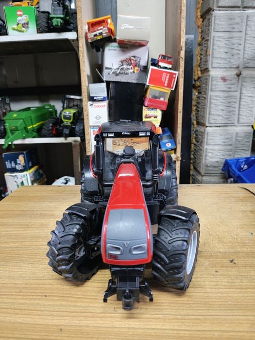 Bruder traktor Valtra
