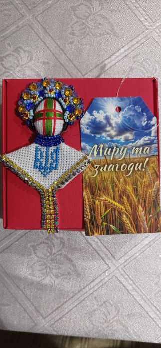 Брошка мотанка з вишивкою
