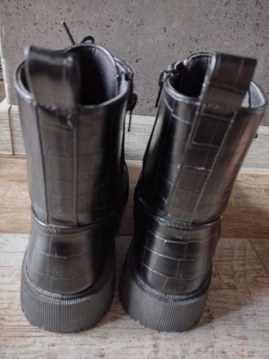 Buty czarne wiązane 39