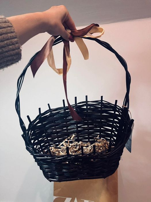 Piękny ciemny kosz pleciony ozdobny koszyk z uchem