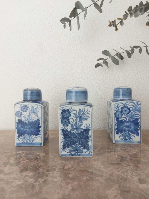 Frasco de porcelana azul e branca