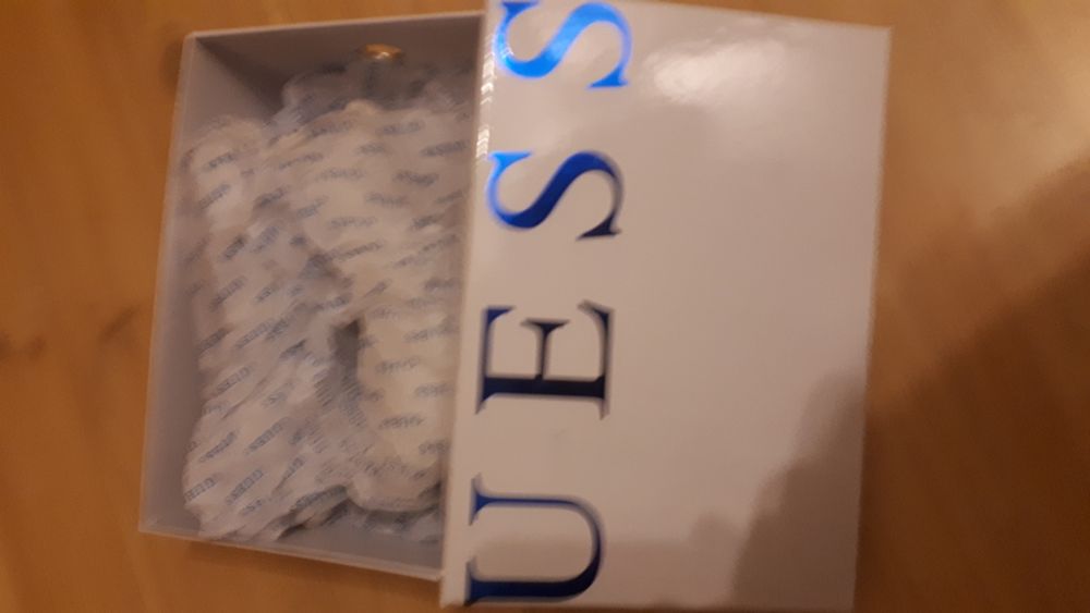 Czółenka z odkrytym palcem GUESS