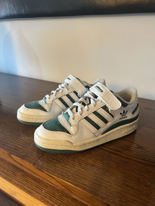 Sapatilhas verdes e brancas da Adidas