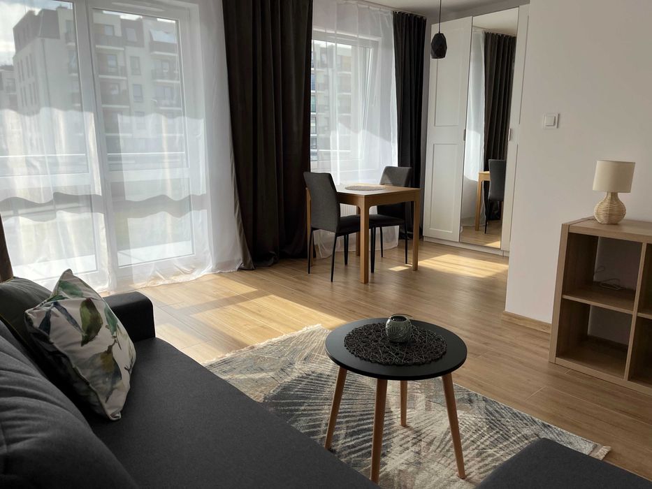 Wynajmę słoneczną kawalerkę z miejscem postojowym i komórką lokatorską