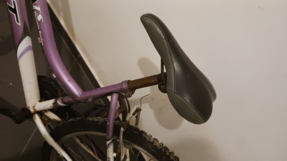 Bicicleta roxa e branca como nova