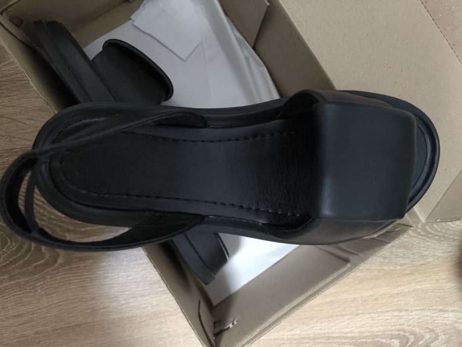 Босоніжки жіночі