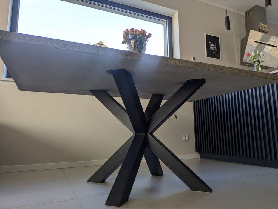 Stół betonowy na czarnej metalowej nodze