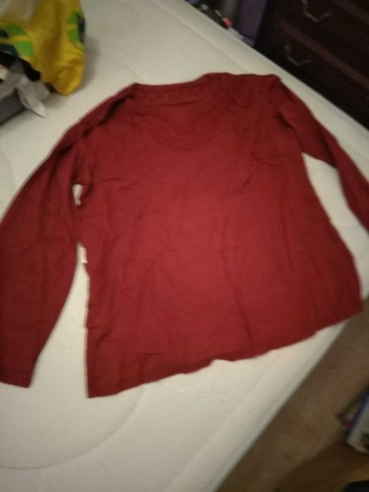 Blusa Vermelha com efeitos rendilhados