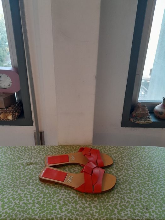 Vendo Chinelos de Senhora ZARA muito bonitos como novos