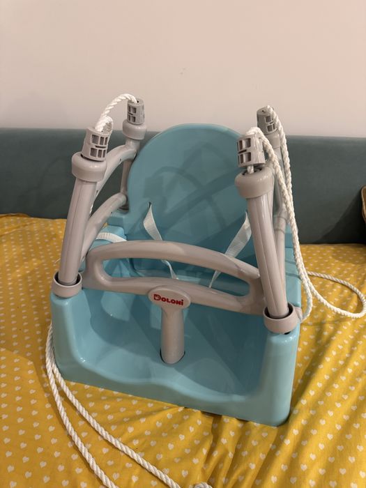 Дитяча качеля у двір.