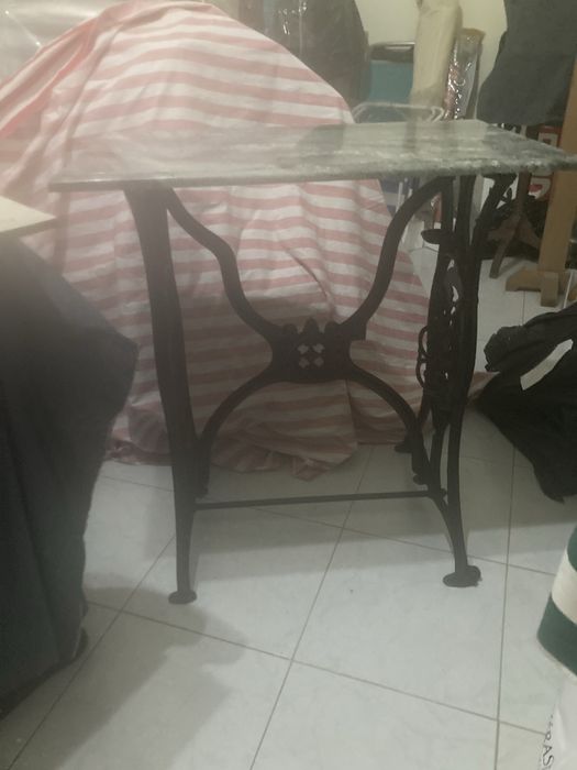 Mesa em mármore,  com estrutura de máquina de costura