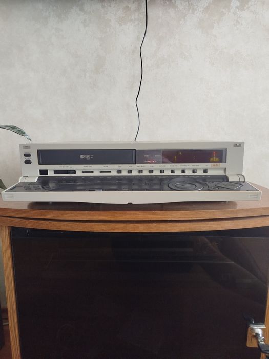 Професійний відеомагнітофон Panasonic серії AG-4700