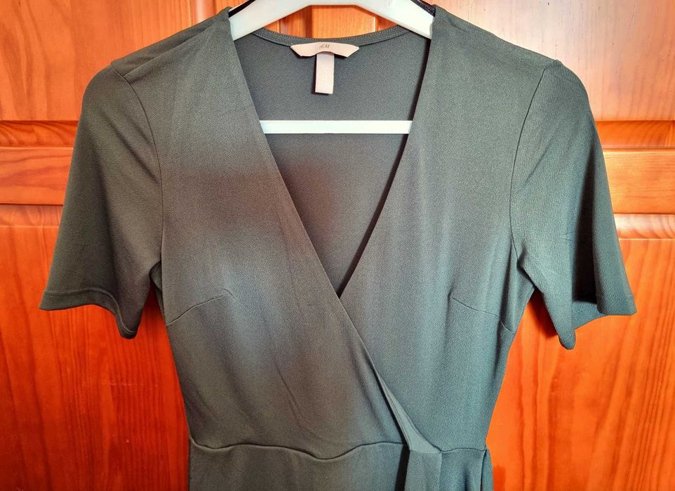 Vestido midi verde musgo acinzentado H&M, tamanho XS