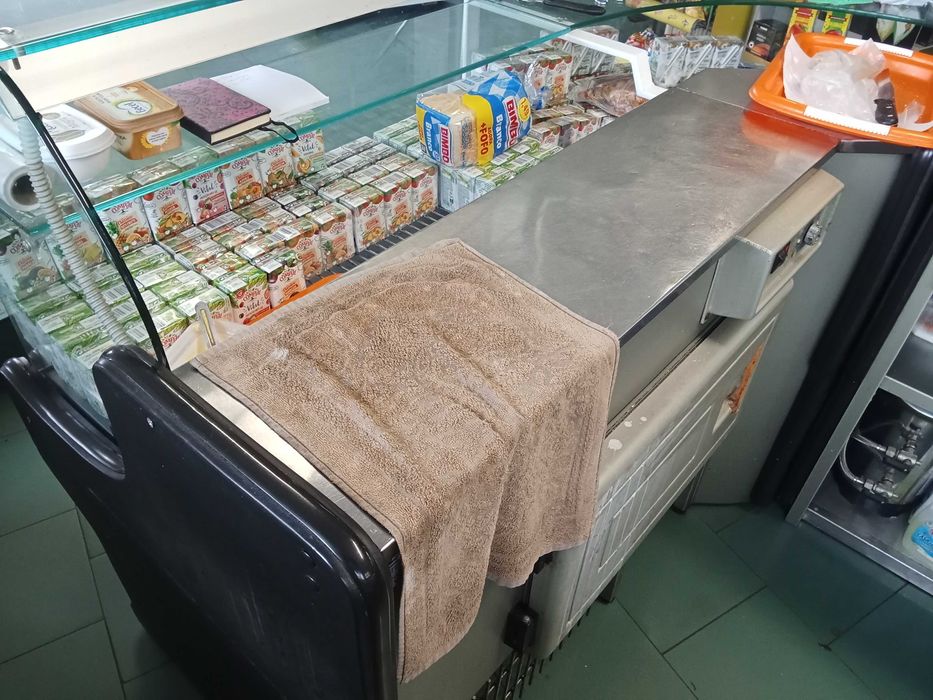 Balcão de atendimento com vitrine de refrigeração