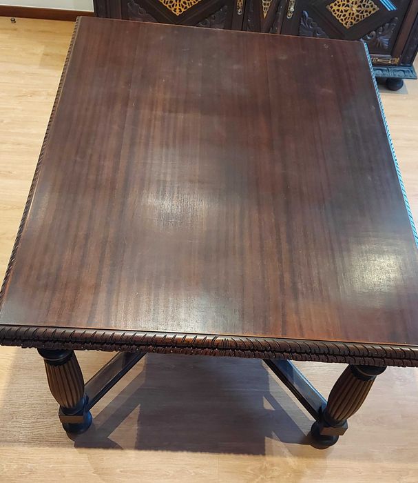 Mesa extensível de sala de jantar em mogno