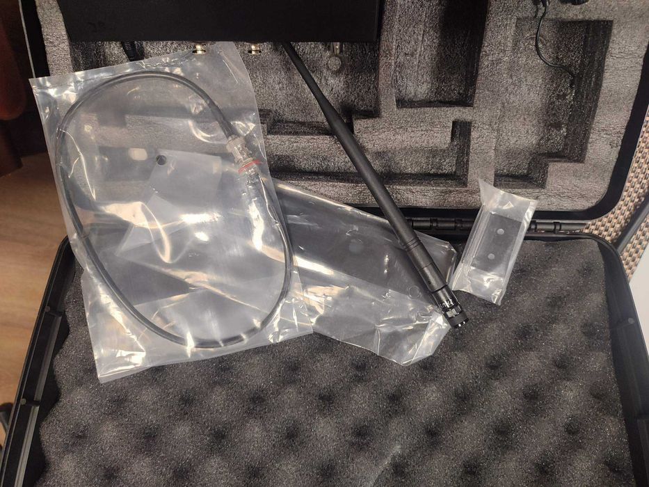 Douszne bezprzewodowe monitory słuchawkowe UHF Soundsation WF-U99