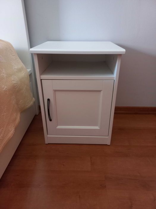 Cama casal + estrado+ colchão + mesa de cabeceira
