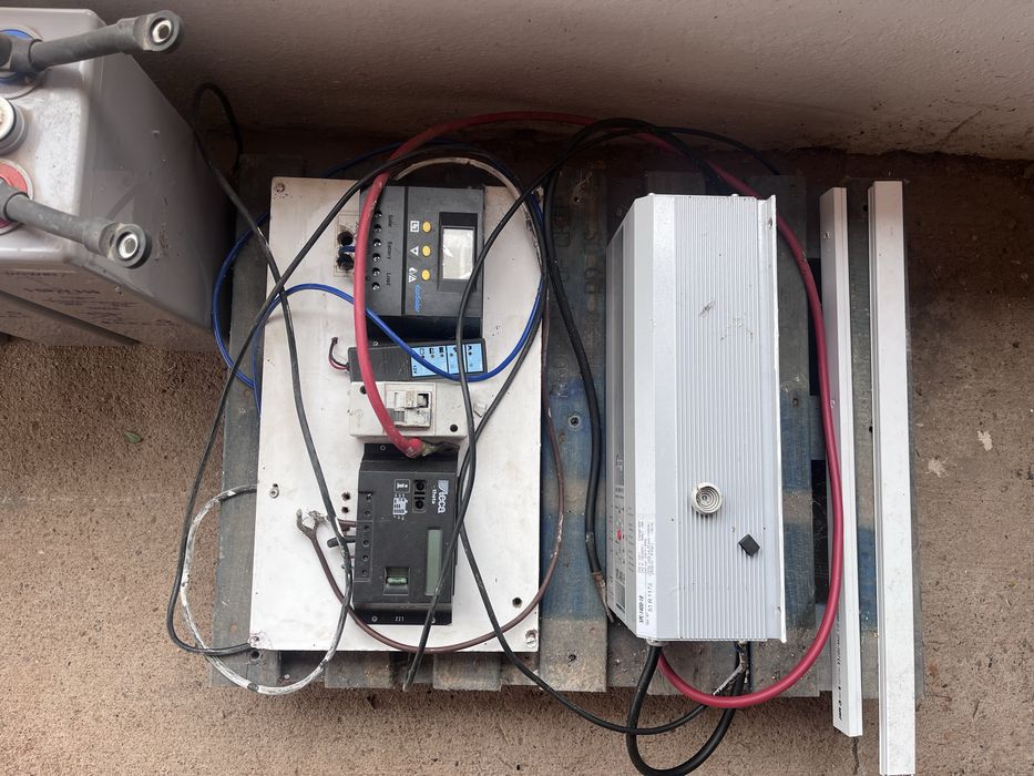 Sistema Solar Fotovoltaico com 4 Painéis, 6 Baterias UPower de 405 Ah e Inversor