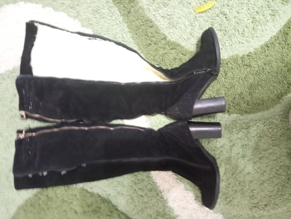 Зимові ботфорди на каблуку