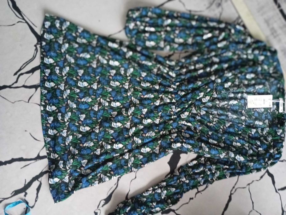 Sukienka letnia w kwiaty Reserved L