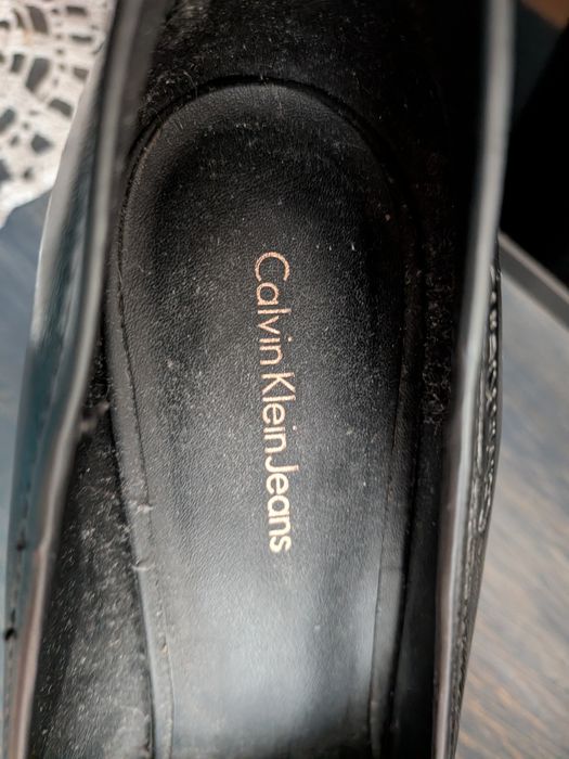 Skórzane czółenka  na słupku  Calvin Klein