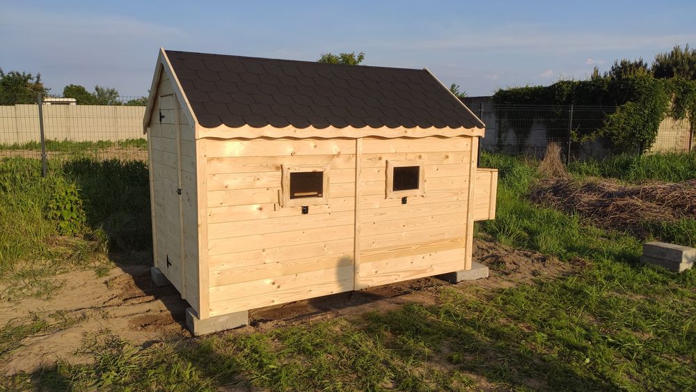 Duży kurnik drewniany z wybiegiem. Solidna konstrukcja.